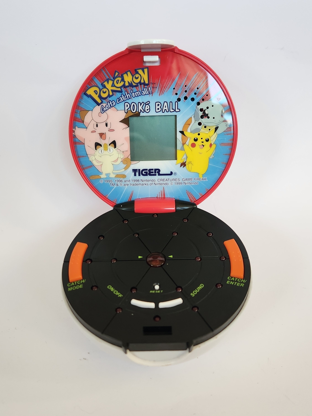 Vintage Tiger Electronics 1999 Pokemon Poke Ball Handheld LCD Game Tested Works - Picture 9 of 14
